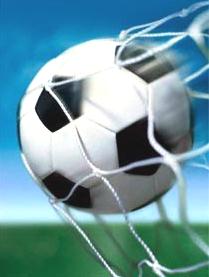 bola de futebol estufando a rede