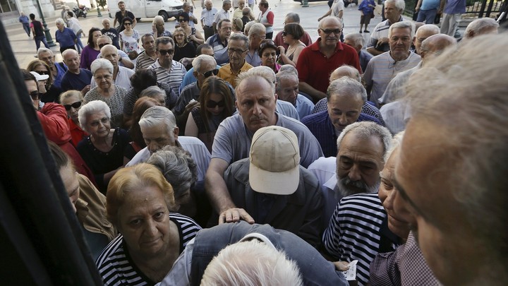 aposentados-aguardam-em-fila-de-banco 2