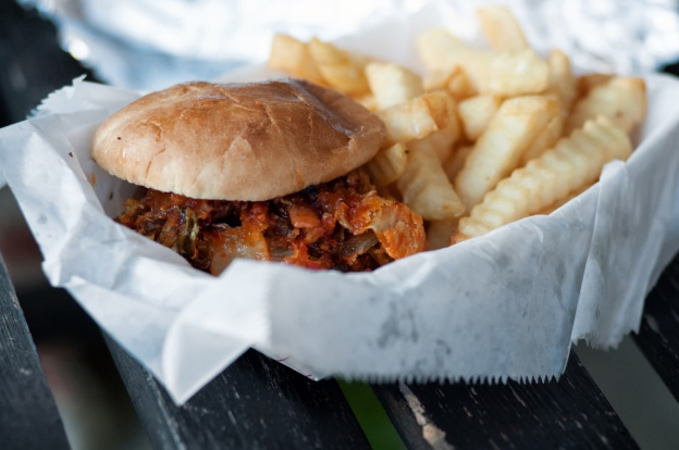 hamburguer com fritas